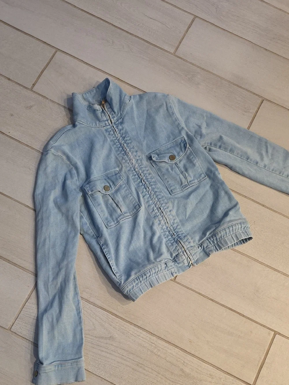 FRAME Le Citadel denim jacket in a light blue barrington wash with a full zip - Picture 4 of 7